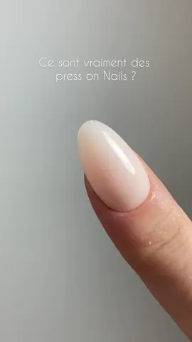 Des press on Nails made in France, effet gel ultra naturel  C’est le modèle « Soft gel », sur lequel je realise un petit gainage avec un vernis nude, ce qui donne cet effet pose gel de salon incroyable !  En plus d’être magnifiques, ils sont solides et durables, ils peuvent être  réutilisés de nombreuses fois si vous en prenez soin.
