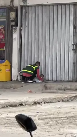 Siapa gak terenyuh melihat perjuangan seorang ayah ini, dengan penuh kasih sayang mengurus anaknya sambil bekerja menjadi juru parkir. Dikabarkan bahwa si Abang bekerja sambil membawa dedek bayi, dikarenakan istrinya yang melahirkan berpulang kepada tuhan yang maha kuasa, dan sekarang beliau bekerja sambil mengurus anaknya yang masih bayi tersebut. Video diambil oleh teman kita kemarin, beliau merasa salut dengan perjuangan Abang parkir tersebut. Mari kita doakan yang terbaik buat Abang parkir dan juga jika ada yang ingin berbagi rejeki juga bisa langsung ke lokasi 🙏 Lokasi : Jl. Kulim, kelurahan tampan, payung sekaki, Pekanbaru, dekat Alfamart. #fyp #fypシ #viralpekanbaru #pekanbaru #riau 