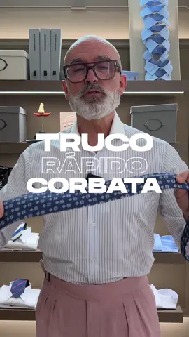 Nudo de corbata simple fácil  En el vídeo de hoy te enseño un sencillo truco para hacer el nudo de corbata que puede sacarte de un apuro. Yo siempre recomiendo hacerlo en condiciones, pero es una buena manera que puede funcionarte muy bien en caso de que lo necesites.  Recuerda que en mi perfil puedes aprender cómo hacer cada nudo de corbata 👉🏼Guarda este vídeo y envíaselo a tu amigo que lo necesite👈🏼 #NudoCorbata #Corbata #Nudo #Truco #Aprende #Traje #Tips #NudoSimple #NudoFacil #Elegante #Elegancia 