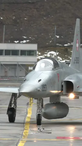 #f5 #northrop #swiss #airforce #fighter #fighterjet #swissairforce #f5tiger #tiger #takeoff #meiringen #airbase #switzerland #schweiz #military #militar #militare #aviation #aviationlovers #foryou #fypシ゚viral #foryoupage #fyp #viral #pilot #closeup @military motivation @Military @Military @swissairforce_freak @Fighterpilot_World🌏 @JET #mig28 #topgun 