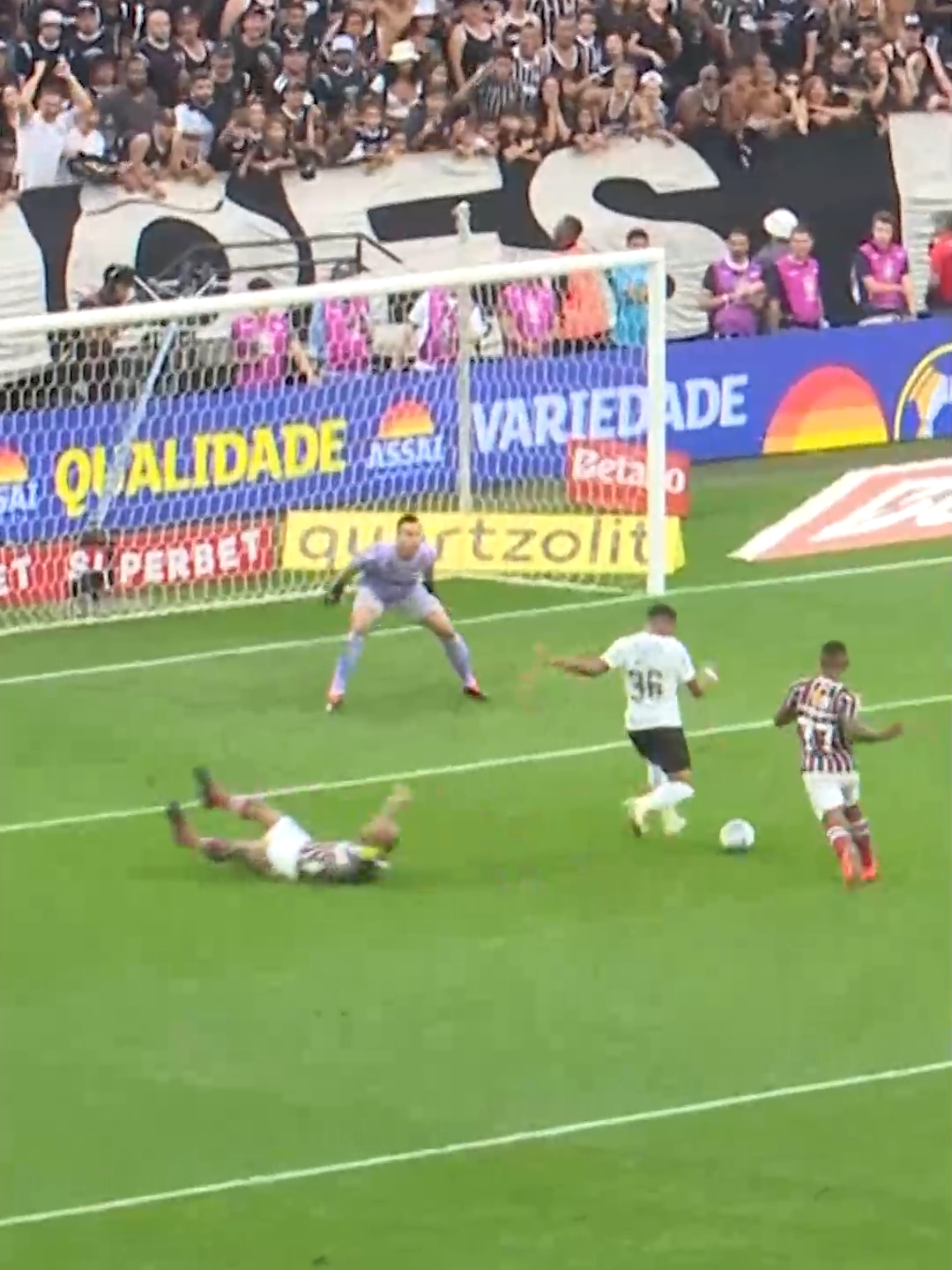 O WESLEY FEZ COM O FELIPE MELO O QUE O MESSI FEZ COM O BOATENG! 😱🔥🦅 O mlk fez o que quis com a zaga do Fluminense! É ALERTA DE GOLAÇO FOD@! ⚫⚪ #Brasileirão2024  🎙️ @jorge.iggor  #golaço #messi #corinthians #fluminense #tiktokesportes #SportsNews