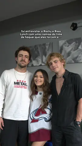 um tbt de domingo do dia que Ross Lynch examinou minha camisa pra ver se eu ia passar calor mesmo 🤯🫶🏻 saudades deles e dessa entrevista icônica já, COME BACK TO BRAZIL AND GO COLORADO AVALANCHES! @The Driver Era @ross_lynch @ForMusic  #thedriverera #rosslynch #rockylynch #entrevista
