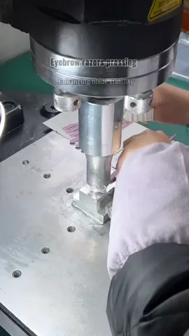 Watch this eyebrow razor get 🔒done!#eyebrowrazor #howitsmade #factorytour #manufacturing #behindthescenes 
