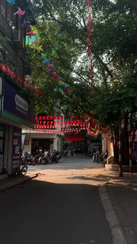 Hà Nội trước những ngày lễ lớn đặc biệt là 30/4 - 1/5 là những con ngõ treo đầy cờ hoa như phố Kim Hoa. Những tia nắng tô điểm thêm cho con phố nhỏ này càng thêm sắc màu hơn  #hanoi #fyp #foryou 