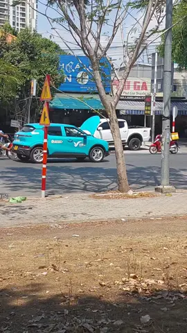 Xe máy đẩy ôtô 🚘  🤣🤣🤣 Xanh Sm - VinFast #xeđiện #vinfast #xanhsm #phamnhatvuong #typhuphamnhatvuong #vingroup 