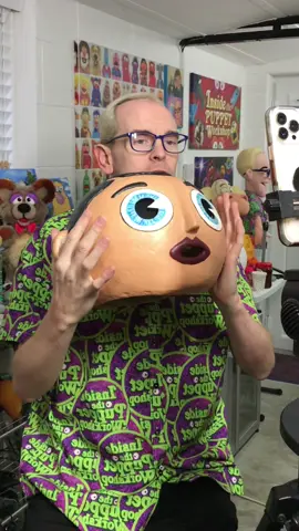 Here’s yet more #behindthescenes fun from a recent ‘ITPW’ LIVE!! #franksidebottom #philfletcher #philfletcherofficial #puppetbuilder #puppets #puppet #puppetsoftiktok 