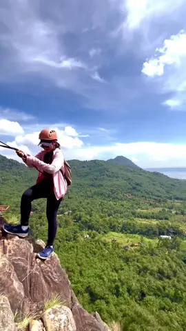 kalo tembok terlalu tinggi ,tebing aja bisa didaki  #climbing #rockclimbing #viaferrata #gunungparang #purwakarta #girls #fyp #fypシ #mountain #tiktok #lifeisjourney 