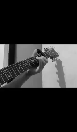 Selalu aku lihat belakang punggung mu di saat kau lihat belakang punggung pria lain 🍂 #hall #akustik #fingerstyle #foryou 