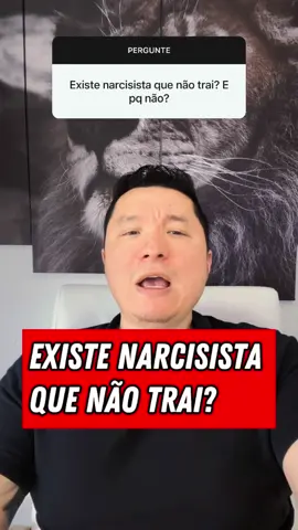 A natureza do transtorno de personalidade narcisista, que inclui um senso inflado de importância própria e uma necessidade constante de admiração, pode predispor indivíduos a buscarem gratificação fora de seus relacionamentos estabelecidos.  Narcisistas se sentem justificados em buscar novas conquistas que reafirmem seu valor, ignorando os compromissos que assumiram com seus parceiros. A falta de consideração pelos sentimentos alheios pode facilmente levar à traição, visto que o narcisista não se sente verdadeiramente vinculado às consequências emocionais de seus atos sobre o parceiro.  A busca por gratificação pessoal se sobrepõe ao bem-estar ou à segurança emocional do outro. No contexto de um relacionamento, isso se traduz em uma tendência a explorar ou manipular parceiros para obter vantagens ou prazer, sem considerar a lealdade ou integridade.  A traição, neste caso, não é apenas física, mas também emocional e psicológica, pois o narcisista utiliza a manipulação e a decepção como ferramentas para manter a admiração e a atenção que tanto valoriza. Entretanto, é importante notar que nem todos os indivíduos com traços narcisistas irão inevitavelmente trair.   Para fazer terapia comigo, leia a minha bio. 👉🏻 Tratamento de vítimas de relacionamento abusivo com narcisista. 👉🏻 Tratamento de filhos de narcisistas  Me acompanhe aqui se quiser aprender mais. Porque quem aprende não depende:  @‌rafaelhiguticoaching 🙌🏻🙏🏻❤️  .  . . #narcisismo #narcisista #relacionamentoabusivo #relacionamentotoxico #relacionamento #dependenciaemocional #narcisistas #narcisistapatologico #narcisistasperversos #narcisista🙅🏻‍♀️ #narcisismopatologico #narcisismomaterno #narcisismomaligno 