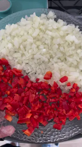 Salsa para pizza 🍕 Ingredientes: - Una cebolla 🧅 - Medio pimiento rojo 🌶️ - Una pizca de azúcar - Condimentos (yo utilicé pimentón dulce, ajo triturado, provenzal, pimienta y sal) - 500 gramos de puré de tomate 🍅 Cocina a fuego lento durante unos 10-15 minutos, hasta que la salsa espese ligeramente. ¡Salsa lista para tus pizzas! 🫶🏼 #salsa  #comidascaseras 