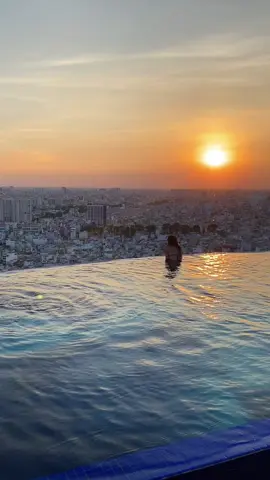Hồ bơi vô cực tại tầng thượng khách sạn La Vela Saigon Hotel - 280 Nam Kỳ Khởi Nghĩa, p.8, Q.3, Tp.HCM #InfinityPool #hoboivocuc #lavelahotel #saigon #saigondulich 