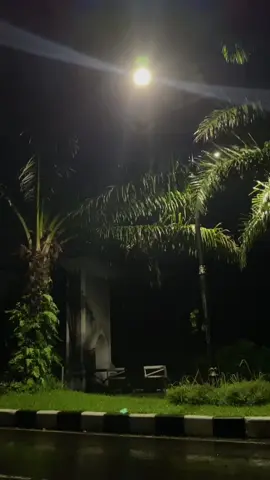 Jangan kembali ke sumber penyakitnya hanya karena rindu kenangannya 🙃 #fyp #templatecapcut #lirik #CapCut 