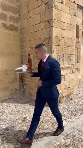 ✨Hoy tengo el placer de servir en Restaurante El Molino para presentar a dos artistas de la música, @OneLooney y @Keeyrin🧟‍♂️ los cuales nos sorprenden con un nuevo trabajo juanto a @nino_divino018 llamado ‘BENDICIÓN’ y podéis encontrarlo en todas las plataformas.✨ #venturascristian #hosteleria #gastronomia #mesero #arte #escuela #viral #elegancia #maestro @banderaluna 