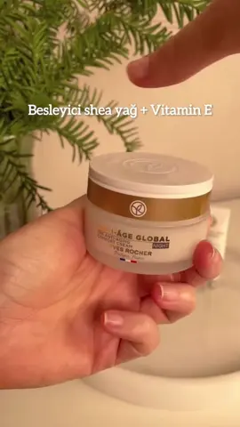 Anti-Âge Global Crema Facial de Noche Rejuvenecedora Desde el primer despertar, la piel está radiante y alisada. Con la Crema Facial de Noche Rejuvenecedora Anti-Âge Global desde la primer mañana, la piel luce radiante y suave, las arrugas y las líneas de expresión se reducen. Día tras día, la piel luce más firme y reforzada. Se corrigen los signos de la edad. Su plus: actúa en el corazón de la piel para una regeneración celular excepcional tras 72 horas. Modo de empleo: Aplicar su textura de nube fundente por la noche en todo el rostro. Néctar de Capullo Vegetal Acción anti-edad en profundidad y en la superficie de la pielbelleza #paratubelleza #cute #tipsdebelleza #cancun #asesoradebelleza #asesora #yvesrocher #moda #elegante #skincare #beautyful #ulzang 