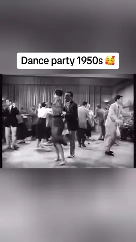 #vintagevibes #vintagefashion #vintagestyle #fypシ #vedio #fyppppppppppppppppppppppp #fyp #fypdongggggggg #vintagehome #fypage #oldisgold #hairstyle #dance #dubai 