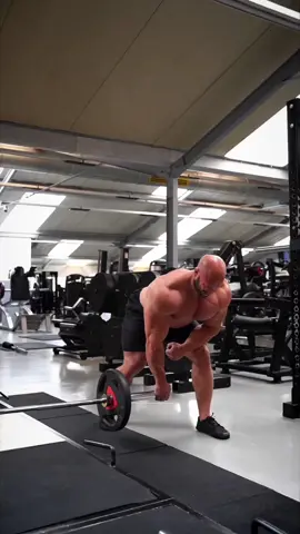 Massive Back 💪🏻 For your dream body, check out our new and improved Power Workout Program 💪🏻 Link in bio ⬆️ #sports #GymTok #gymmotivation #Fitness #workout  #viralvideo #viral #bodybuilding #bodybuilder #back 