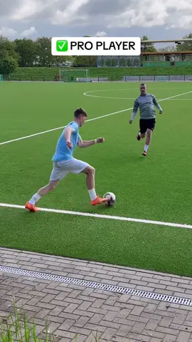❌ AMATEUR VS. ✅ PRO PLAYER! #football #Soccer #skills #tutorial 