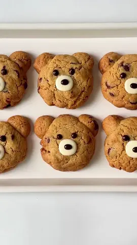 Galletas de 🧸 para hacer con tus pequeños! Ideal para este #díadelniño 🎈 Necesitas: 145gr de mantequilla sin sal 1 huevo 120gr de azúcar morena (puedes sustituir por azúcar de coco) 200 gr de harina pizca de canela pizca de sal 1 cdita de vainilla 1 cda de polvo para hornear 1 cdita de bicarbonato nueces o/y chispas de chocolate Para hacerlas primero pon la mantequilla y el azúcar en la batidora hasta que este integrado. Agrega el huevo y vainilla y bate Integra los secos poco a poco. Forma los ositos 🧸🍪 y hornea a 180C durante 15 minutos o hasta que estén dorados. ❤️¡Disfrútalos Mucho!  Si te gustó no olvides darle like 😉 #galletas #lunch #chocolate #recetasfaciles #recetasparaniños #cookies #ositos 