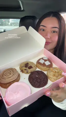Trying @Crumbl Cookies mini cookies of the week 🍪🤭 #crumble #crumblecookie #foodies #crumblecookiereview #tastetest #crumbleminis #cookies 