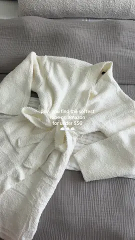 its SO soft and feels like a cloud  ☁️🤍🧖🏼‍♀️ #amazonfinds #amazonhomefinds #bathrobe #amazonmusthaves #amazontiktok 