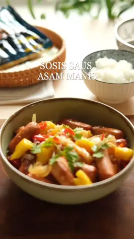 ✨RESEP SOSIS SAUS ASAM MANIS: MASAK SOSIS TINGGAL TUMIS✨ Kreasi sosis dengan bahan-bahan yang pastinya akan selalu ada di dapur ini memiliki rasa yang unik dan sensasi segar saat disantap. Menu satu ini kaya akan rasa gurih, pedas, manis, dan asam. Bikin nagih banget, kan? Bahan: Kanzler Beef Cocktail Sausage Nanas secukupnya ½ bawang bombay 3 siung bawang putih 2 buah cabai merah besar 1 sdm saus tiram Lada dan garam 50 ml air 1 sdt maizena, larutkan #TemanKanzler