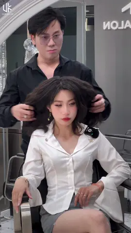 Kiểu tóc bay bổng mà vẫn giữ sự nhẹ nhàng của năm nay. Một chút layer kèm theo một chút hushcut, làm cho phía dưới vẫn giữ được độ dày của tóc, phía trên tạo nên sự bồng bềnh cho khuôn đầu không bị xẹp😍 Có chị em nào có muốn rinh kiểu tóc này đi chơi lễ không ạaaa 🤗 𝗨𝗞 𝗛𝗔𝗜𝗥 𝗦𝗔𝗟𝗢𝗡 | 