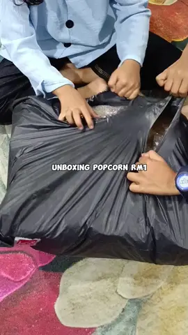 popcorn extra caramel. berbaloi belikan anak².happy jer diaorang. Boleh buat doorgift. Murah sgt dah ni.  #popcorn  #popcorncaramel  #popcornrm1  #popcornmurah  #popcornextracaramel 