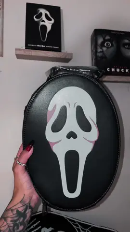 I got a new bag🙂‍↔️😍 it also turns into a backpack!! Its by @𝕭𝖆𝖈𝖐𝖘𝖙𝖎𝖙𝖈𝖍𝕭𝖗𝖚𝖏𝖆 🖤 • • • • • #spookyswapmeet#spookyswapmeet #horrorlover #ghostface 