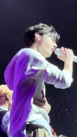 Enhypen performed “What Makes You Beautiful” yesterday at Tacoma!!  #엔하이픈 #enhypen #sunghoon #kpopfyp #whatmakesyoubeautiful @enhypen  