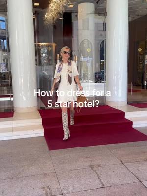 HOW TO STYLE FOR A 5 STAR HOTEL? Elegante Strickkleider, monochrome Hosenanzüge und Little Black Dresses sind immer eine gute Wahl. #fyp #fypシ゚viral #luxuryhotel #luxus #howtostyleoutfits #elegantlady #howtolookexpensive #oldmoneyoutfits #munich 