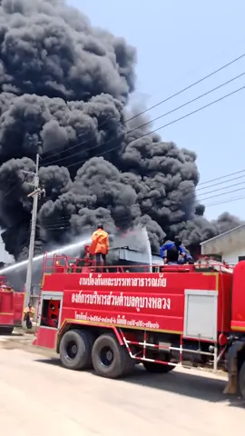 #เหตุไฟไหม้ โรงงานทำที่นอน เวลาประมาณ 11:09น. 13:57น. ไฟยังไม่มีทีท่าที่จะเบาลง.. แถวสามโคก #ปทุมธานี 