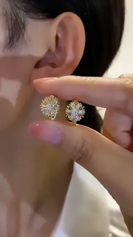 Sisters, the earrings suitable for summer skirts are here! If you haven't received it yet, hurry up @good friend and buy it!#earrings #summerearrings #advanced #simple #joker #gift 