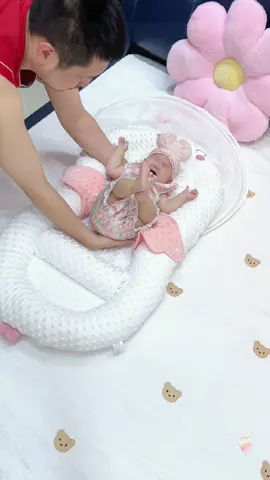 Đệm cho bé ngủ ngoan tiện quá bố mẹ ạ😍🥰 #nuoiconkophaicuocchien #reviewmevabe #mevabe 