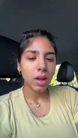 Señore EXCUSE the crusty nails se me acabo la acetona y voy pal salon mañana😭 y ayudenme a deshacerme del CRATER que tengo la cara