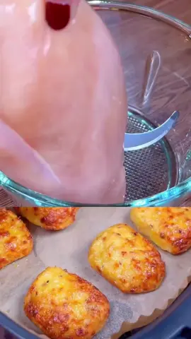 Nugget Caseiro saudável Compartilha, curte para receber mais conteúdos como já salva para não esquecer esse. Receita: 1 peito de frango 1 batata 1/2 cebola <1 ovo Sal e pimenta à gosto 1 colher cheia de farinha Modo de preparo no vídeo. #nuggetsfit #saude #comidasaudavel #dieta #frangoassado #assadossaudaveis