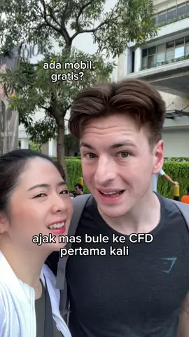 cocok ga nih mas bule jadi model??🤣🤣 #couplevlog #Vlog #cfd #carfreeday #pacarbule #mixedcouple #funnycouple #cicimasbule #romanticcouple 