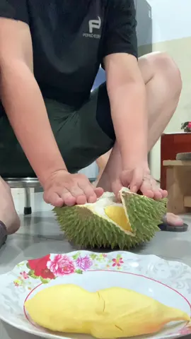 Đợt này về quê thu hoạch được nhiều điều quá, sắp tới chăm về quê hơn ^^ Khui thêm trái nữa rồi ăn sau hè