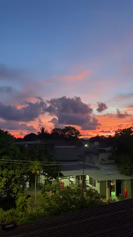 người ta nói kẻ thích ngắm bầu trời là kẻ mộng mơ si tình 🐋🤍 #foryou #fyp #sunset #vairal 