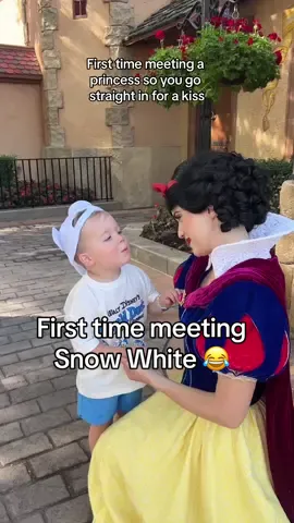 😂 we havent quite learned yet that not everyone wants to give kisses the first time they meet you #disneyworld #snowwhite #disneyprincess #disneyparks #cutevideo @Disney Parks 