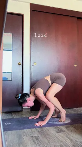 Give me fove if you have a red face while workout too 😂 #yoga #bakasana 