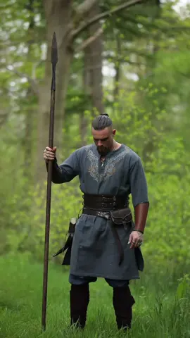 Just because you are a savage warrior doesn't mean you dont have style. 👑⚔️ I have been using many pieces of Leonardo Carbone in all of my photoshoots and events for years. This is me showing of a couple of inspired looks with only items from their store check it out at  www.leonardo-carbone.com @leonardocarbone_gewandung  #vikingclothing #traditionalclothing #hostorical #medieval #larp #photoshoots #medievalfair wolfpendant by @siras_siraadjes video by @eva_roemaat