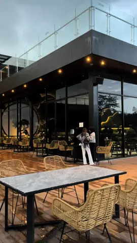 Salah satu cafe aesthetic di jogja 📍isvara riverside Post pake lagu ini trnyata cocok juga. Lagu aslinya dibisukan terus #cafejogja 