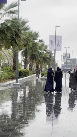 #مطر #الرياض #اجمل #fyp المطر يخلي كل شي حلو الشوارع والنفسيه والاخلاق🩵🙂‍↕️ انا مبهوره من اجوائنا هاذي السنة 🤍