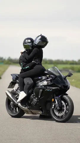 🫂 @Fvllspeed  #yamaha #yamahar1 #r1 #yzfr1 #supersportler #sportler #aghelmets #ty #typ #couple #couplegoals #Love #bikecouple #saveplace #boyfriend #viral #trend #cute #happy #motorcycle #bikelife #motorbike #bikegirl #bikelovers #couplevideos