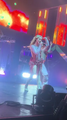Look What You’ve Done ✨✨ #zaralarsson #livemusic #venustour #venus #concert #dancer #lookwhatyouvedone #roundhouse #london #live #music #tour #frontrow #singer #video 