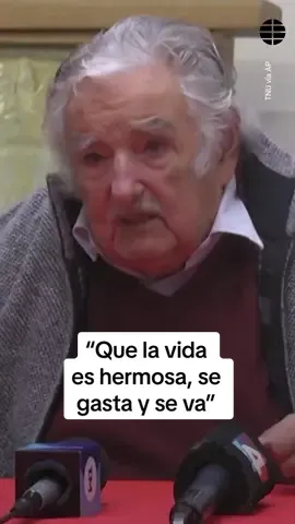 Con estas palabras, el ex presidente uruguayo José Mujica anuncia que tiene un cáncer grave y le da un importante consejo a los jóvenes: “Quiero transmitirles a las pibas y pibes que la vida es hermosa, pero se gasta y se cae” #noticiastiktok #lecciondevida #cancer #frasesmotivadoras 