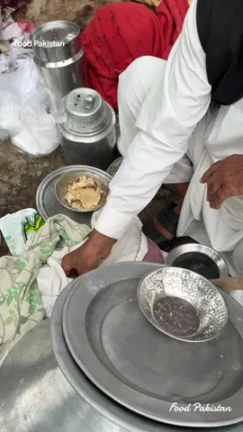 Desi Baba G with Desi Foods | Saag Makai ki Roti with yogurt | Food Pakistan #saag #makairoti #makaikiroti #saagdahi  #FoodPakistan 