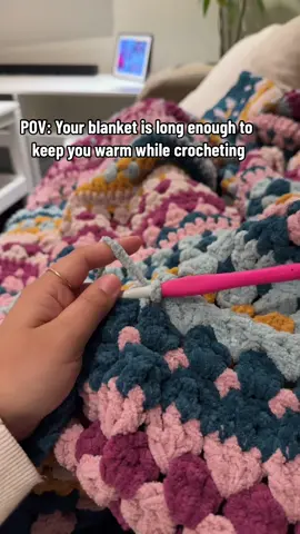 And that my friends, is a very comfortable working session 🤩 I can never get enough of chunky blankets 🫶🏼 #crochet #crochetblanket #DIY #fyp #crochetpattern #crochetinspiration 