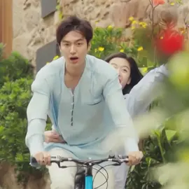 Óyeme, Minho, llévame en tu bicicleta 🙈 #minhoactor #leeminho_이민호 #actorleeminho #minoz #tiktokviral #leeminho #edit #kdramaedit #viral #foryou #paratiiiiiiiii #coreadelsur🇰🇷 #fypp #coreano #thelegendofthebluesea 