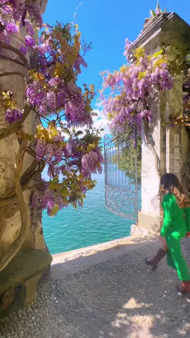 The most famous gate on Lake Como 🌸💙 @HotelVillaCipressi  #VillaCipressi #LagodiComo #LakeComo #ComoLake #Italia #Italy